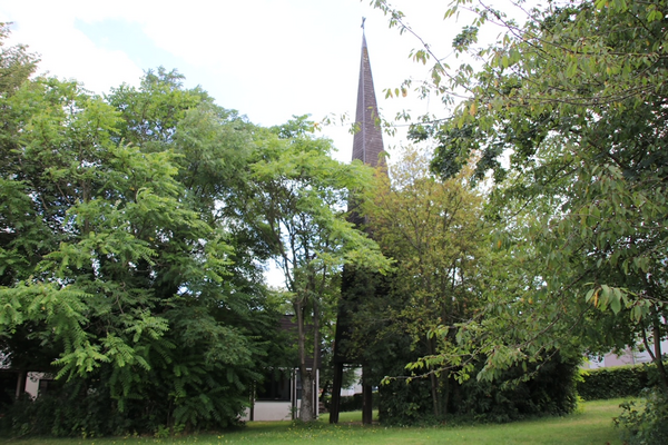 CVJM-Eutingen Gemeindezentrum Mäuerrach Stadtteil Eutingen Pforzheim Garten und Kirchturm