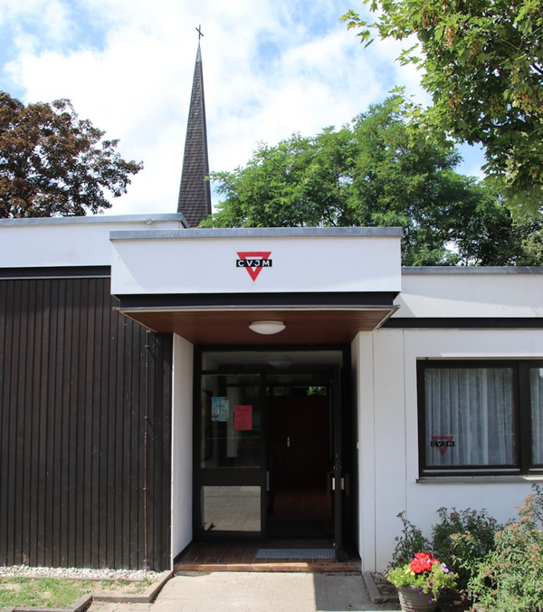 CVJM-Eutingen Gemeindezentrum Mäuerrach Stadtteil Eutingen Pforzheim Eingangstür und Kirchturm